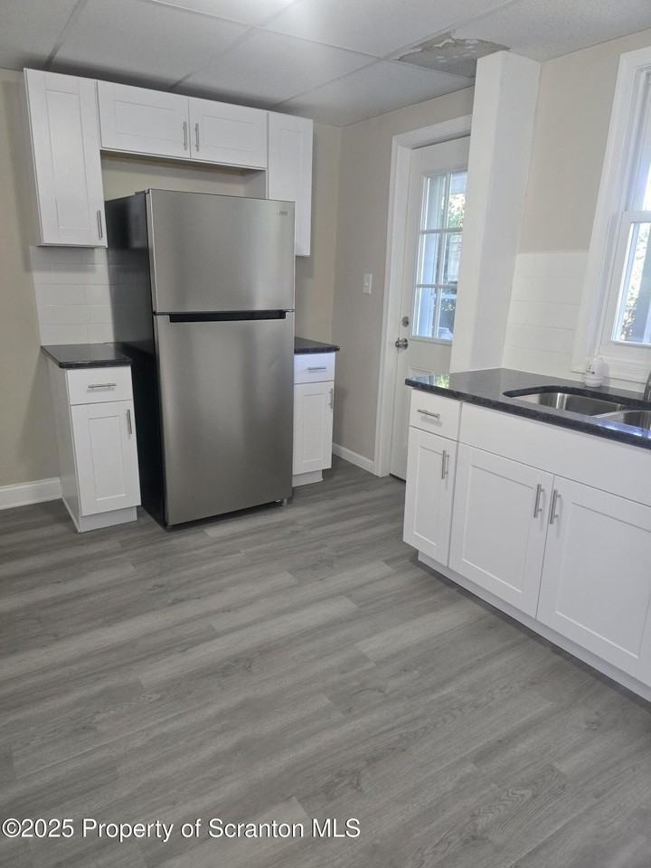 323 Larch St - Photo 4 of 18