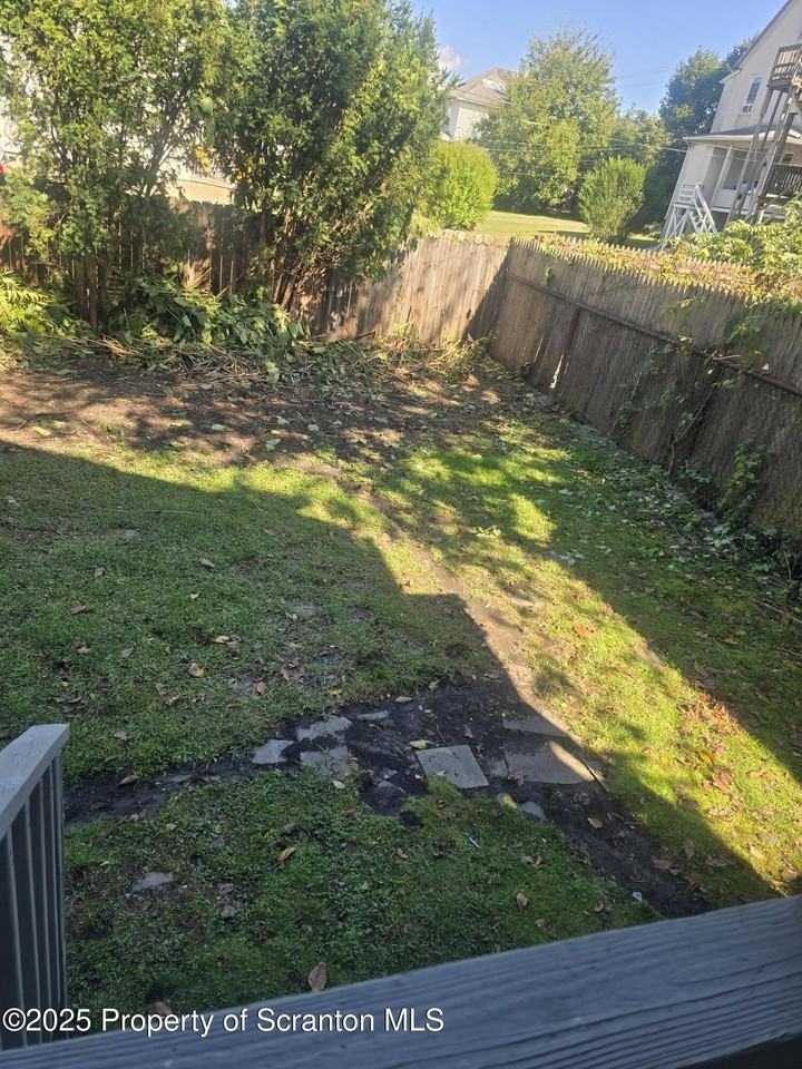 323 Larch St - Photo 5 of 18