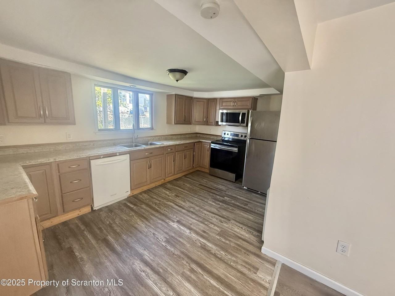 154 S Sumner Ave - Photo 5 of 15