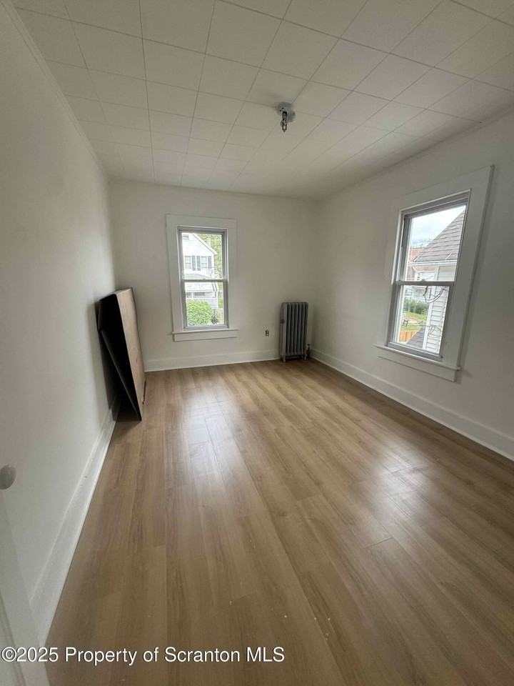 445 Leggett St - Photo 7 of 11