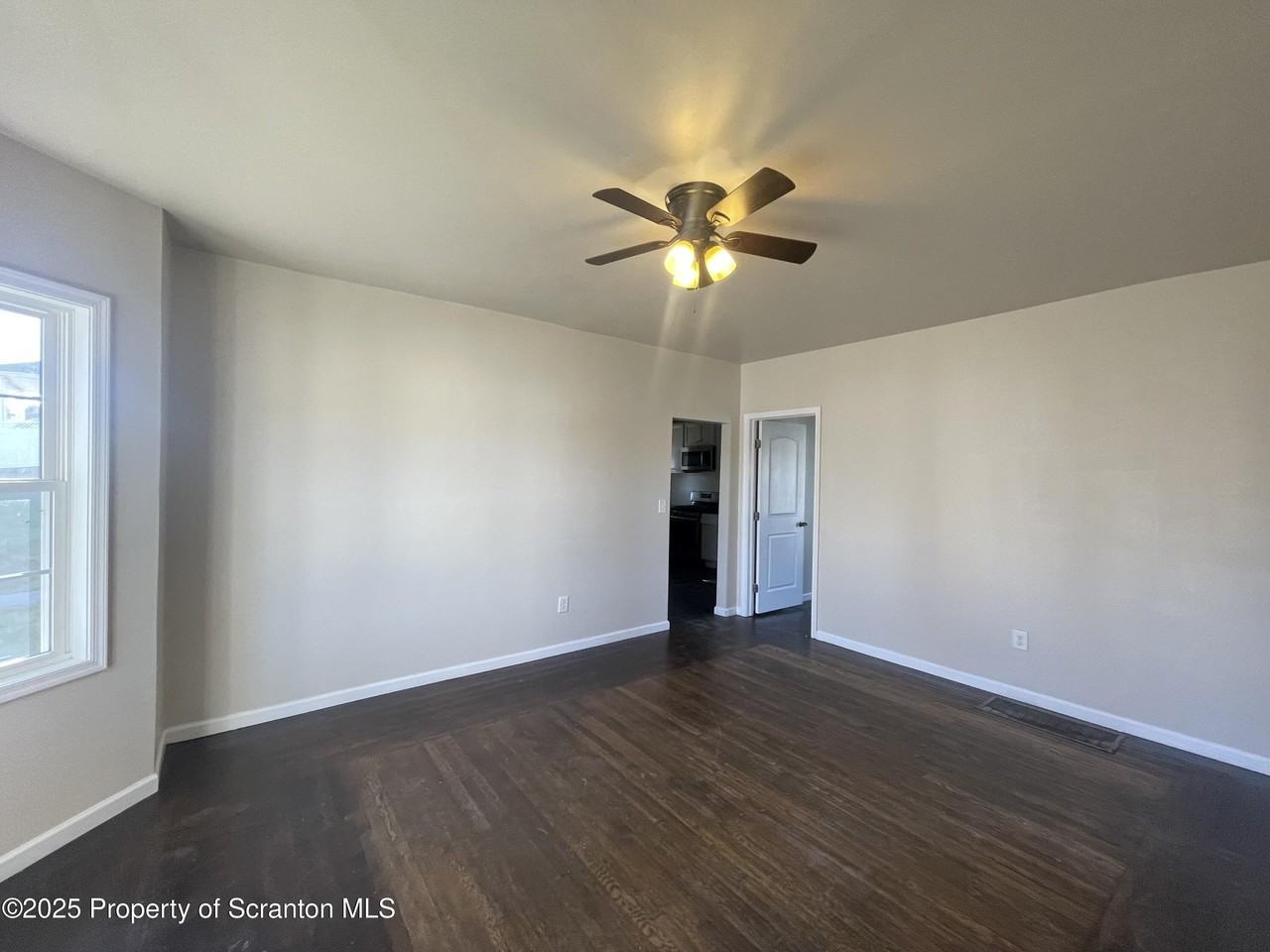 127 West Line Street - Photo 4 of 10