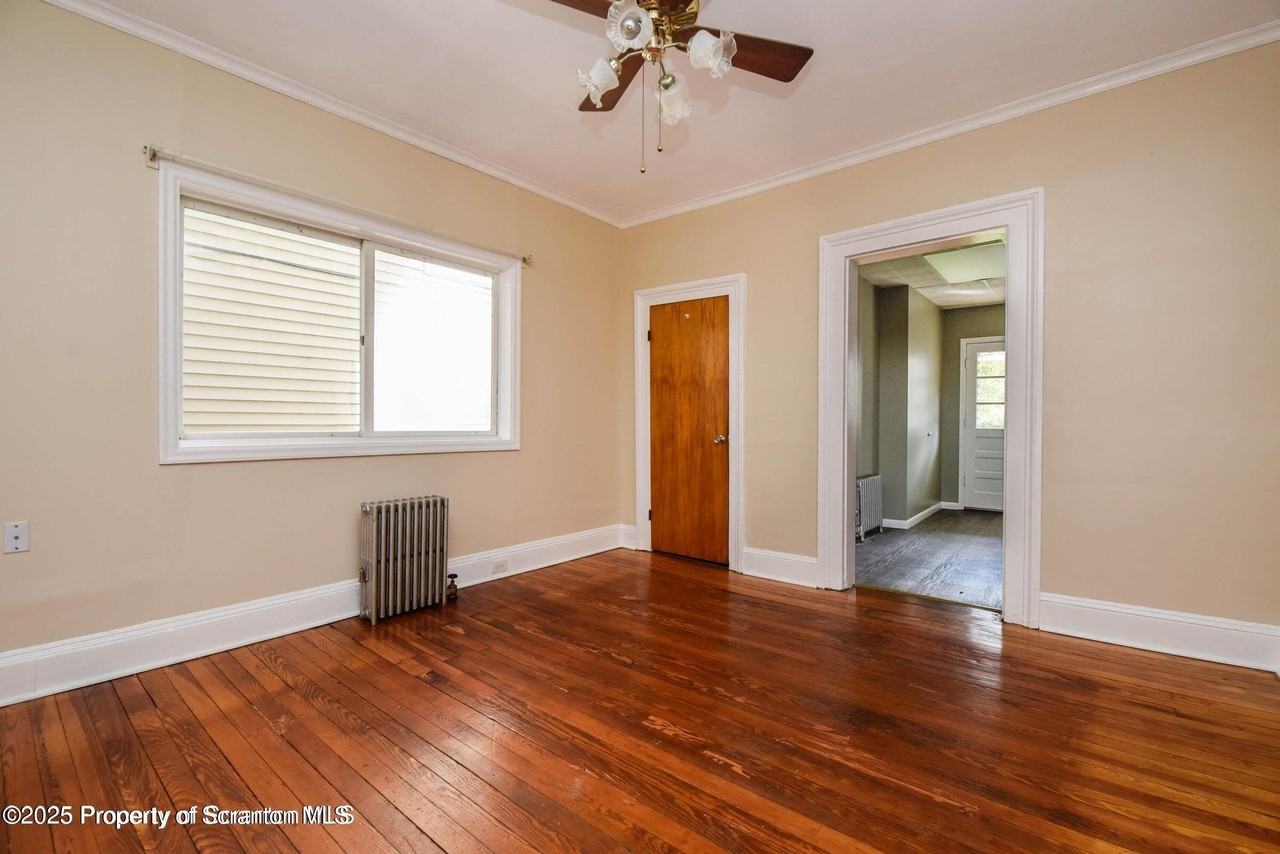 1225 S Irving Ave - Photo 4 of 21