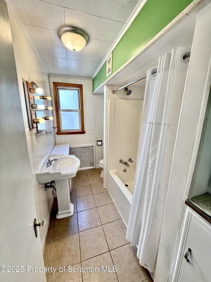 1012 North Webster Avenue #1stFL - Photo 6 of 23