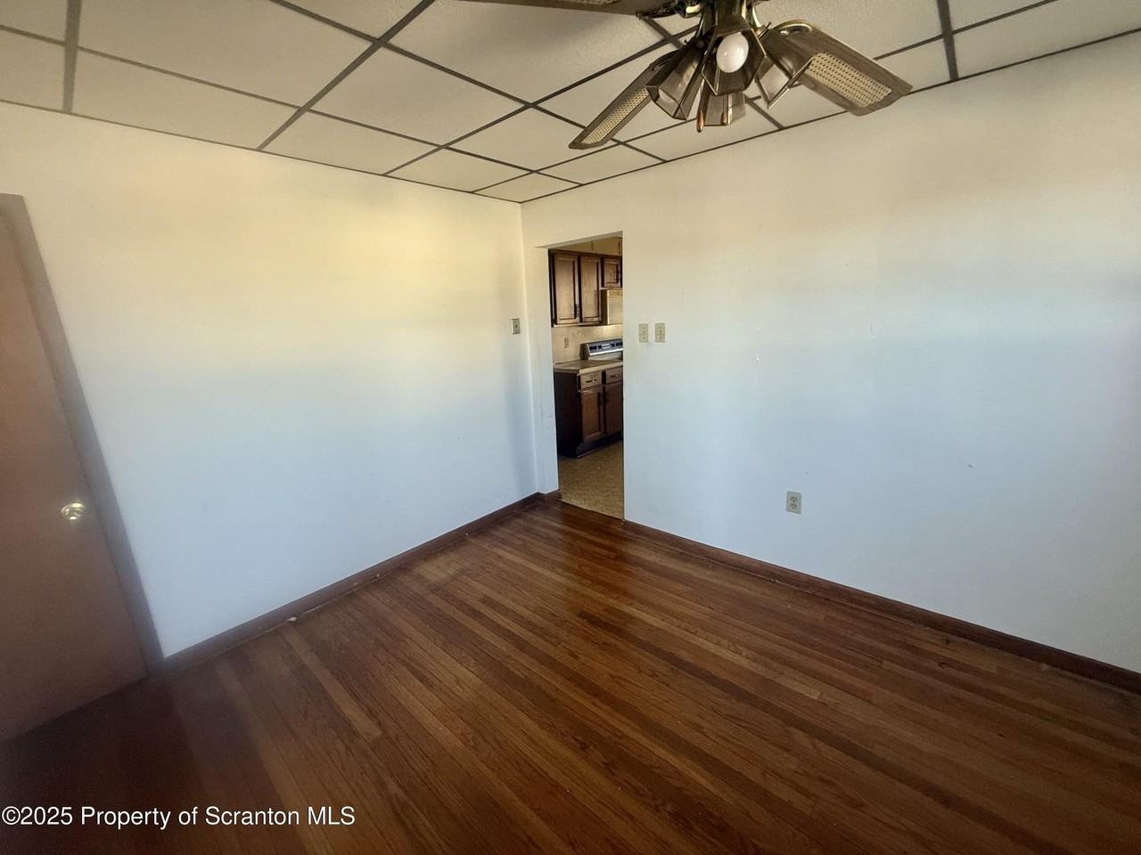 662 Simpson St - Photo 3 of 9