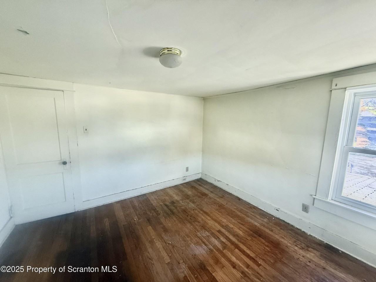 662 Simpson St - Photo 5 of 9