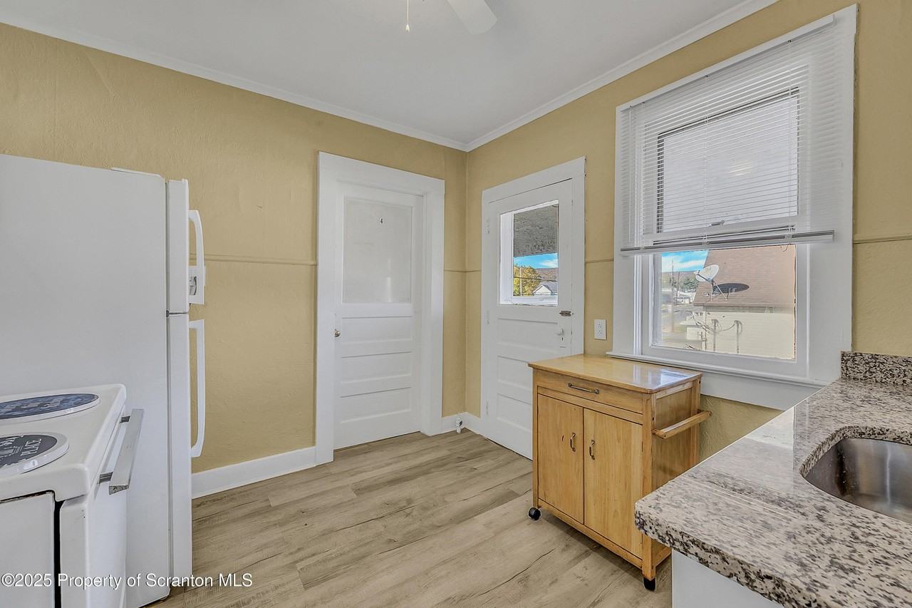 864 S Main St Unit 4 #4 - Photo 4 of 17