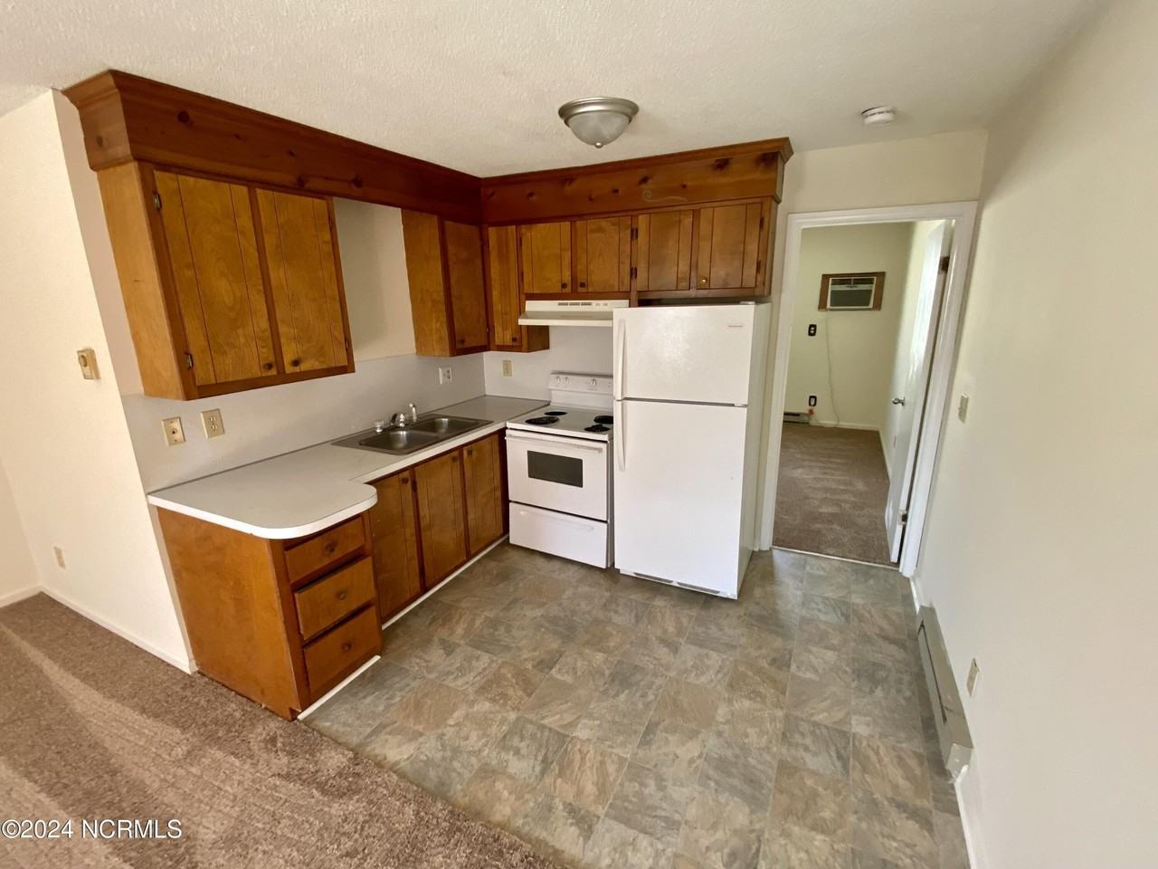 2903 E 5th St Apt 21 #21 - Photo 3 of 5