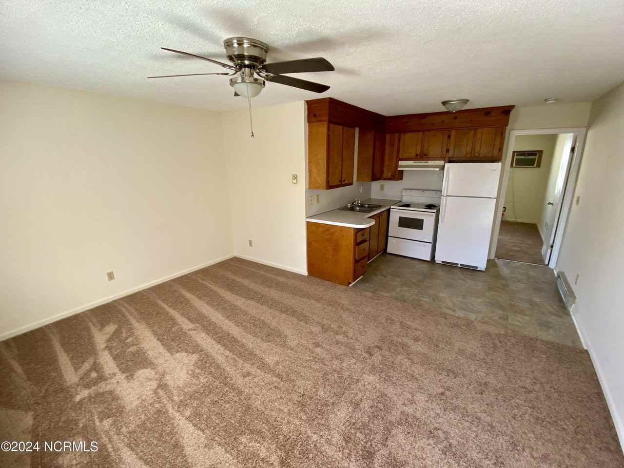 2903 E 5th St Apt 21 #21 - Photo 4 of 5