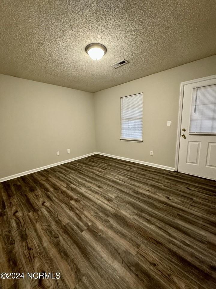 1397 Westpointe Dr Apt 6 #6 - Photo 3 of 10