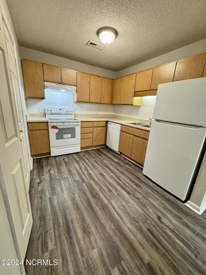 1397 Westpointe Dr Apt 6 #6 - Photo 6 of 10