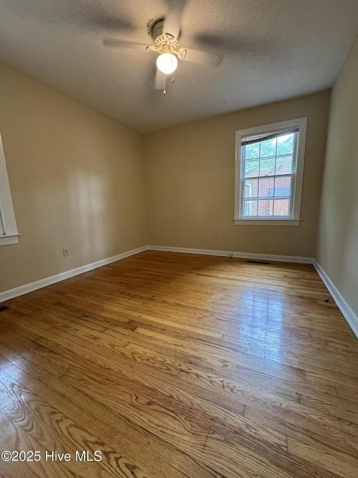 2505 E 3rd St Unit B #B - Photo 7 of 14