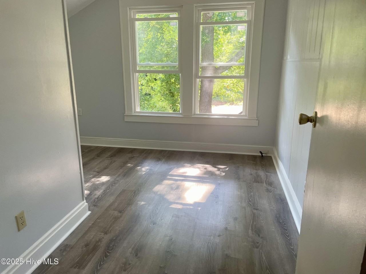 217 Robinson St - Photo 3 of 5