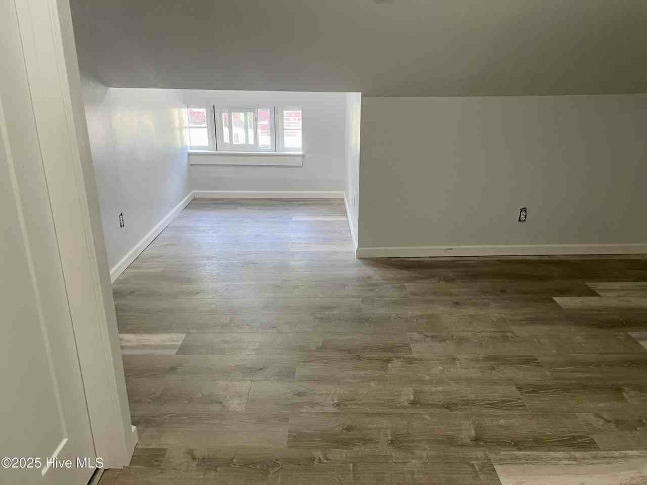 217 Robinson St - Photo 5 of 5