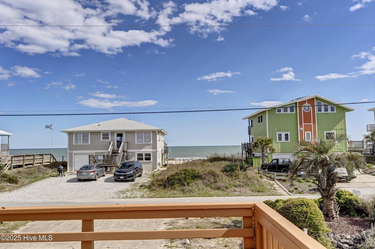 1013 N Shore Dr - Photo 2 of 40