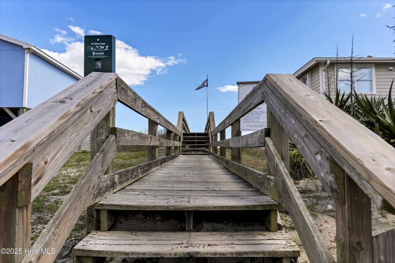 1013 N Shore Dr - Photo 6 of 40