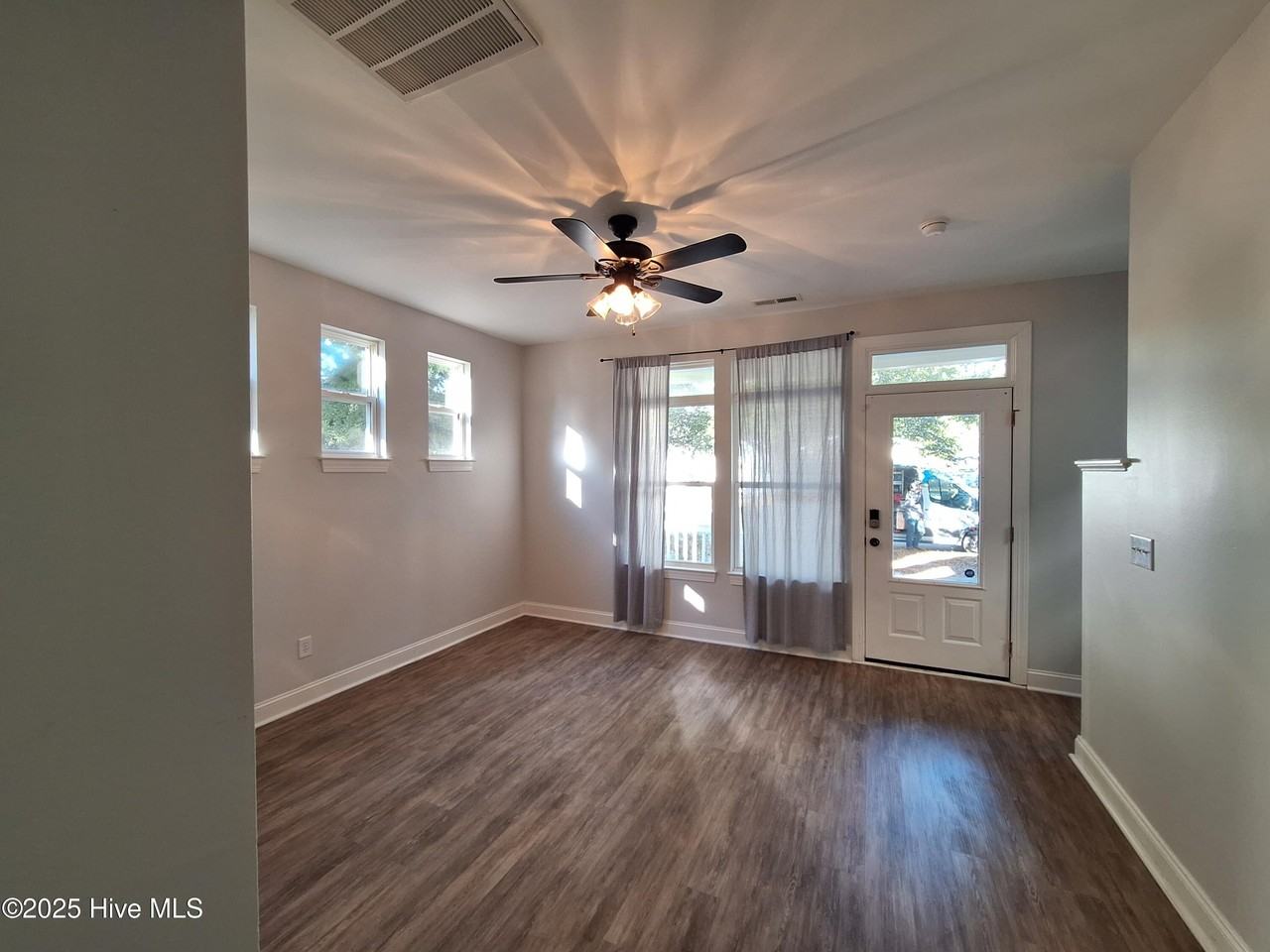 933 S 8th St - Photo 3 of 18