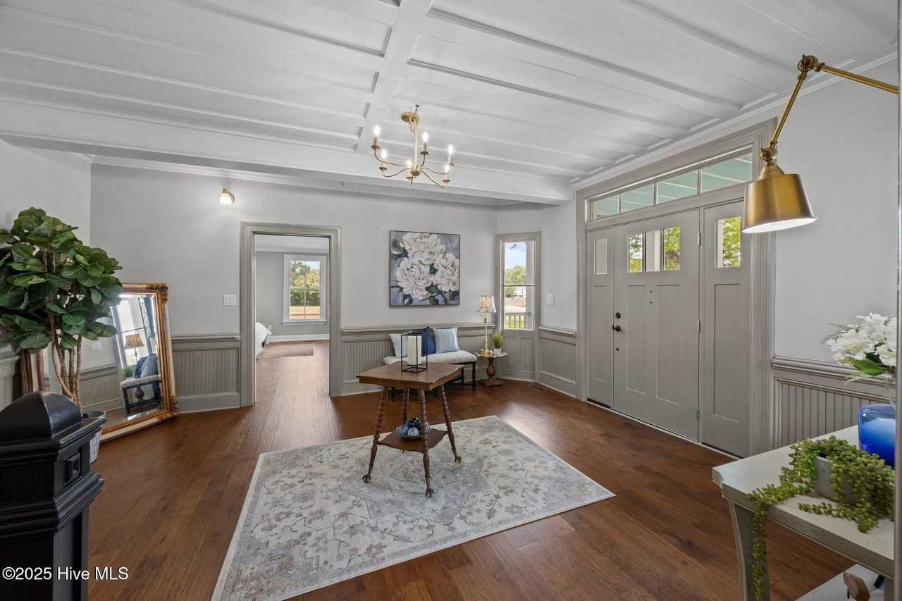 902 College St - Photo 3 of 27