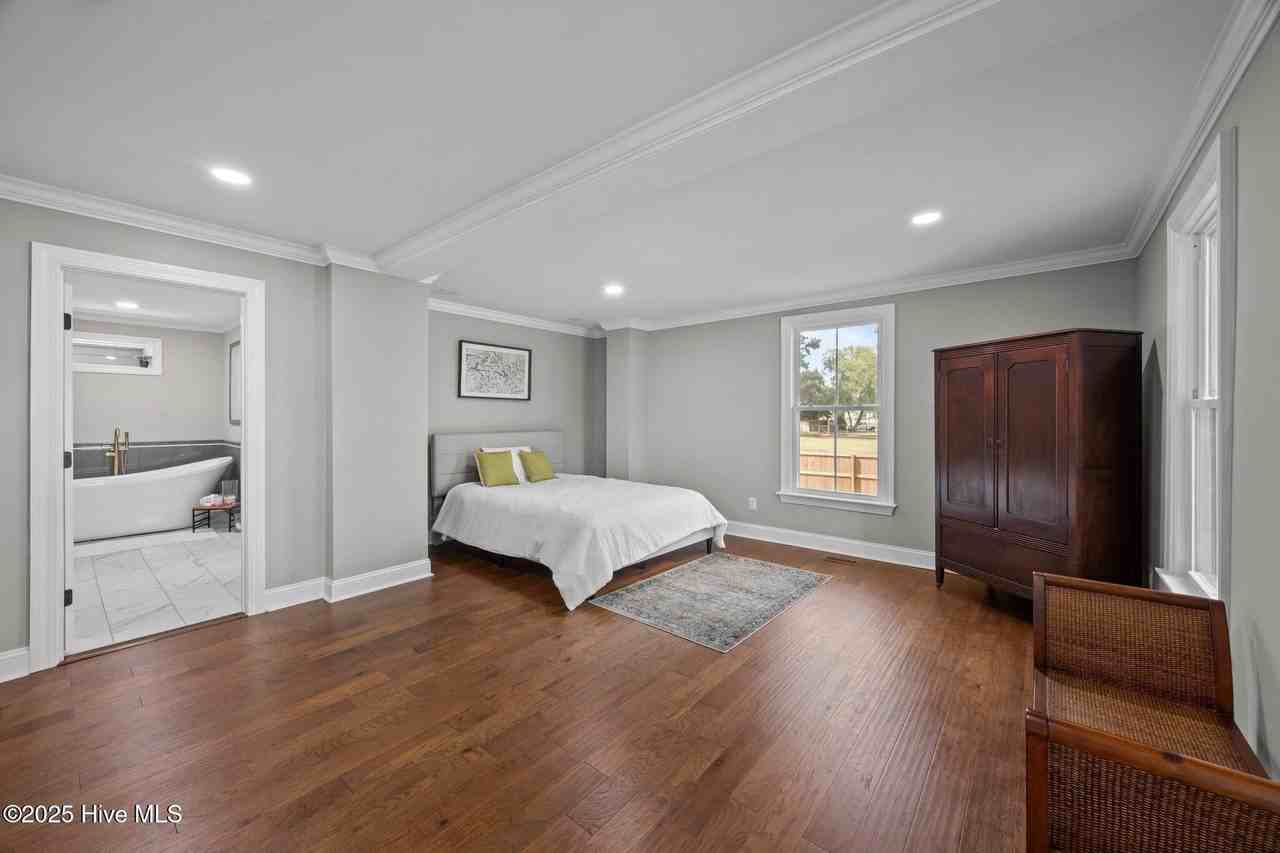 902 College St - Photo 4 of 27