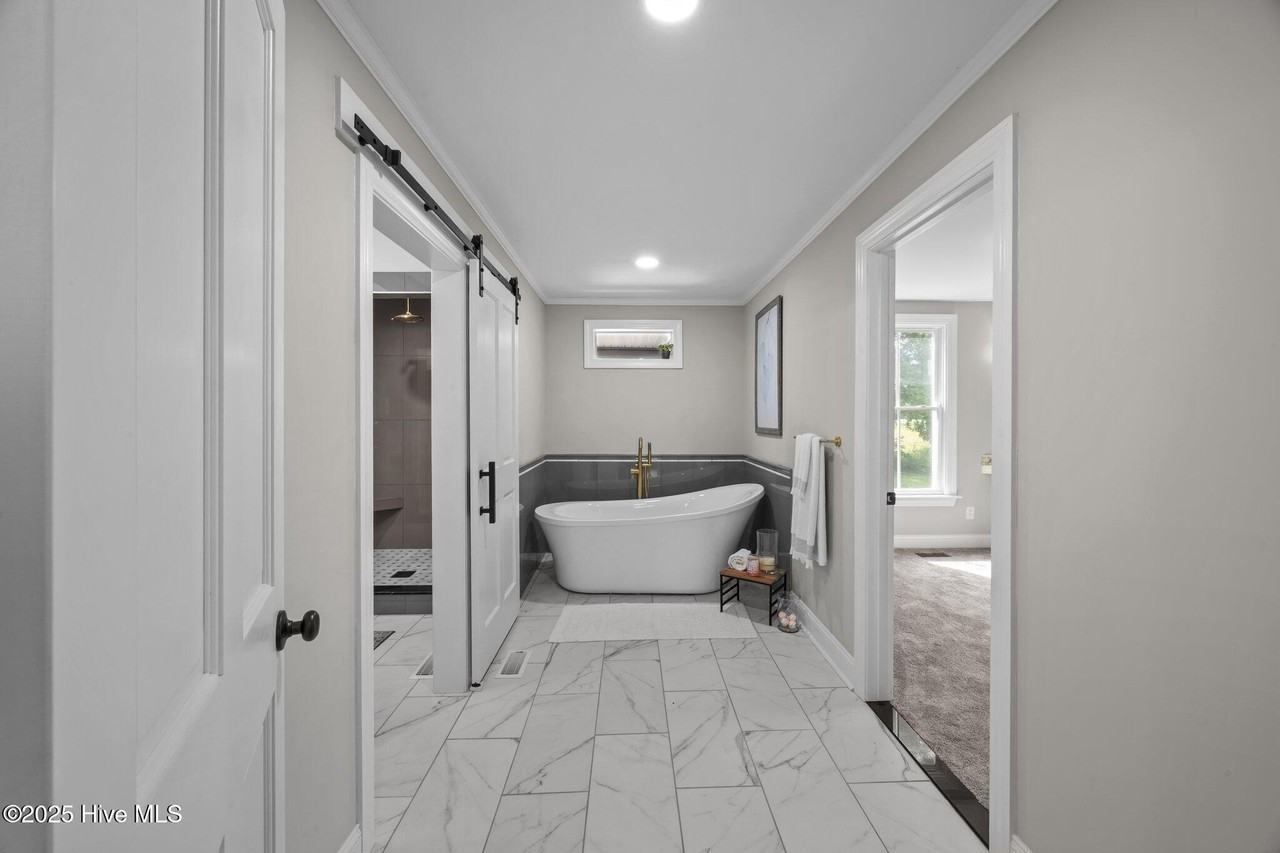 902 College St - Photo 5 of 27