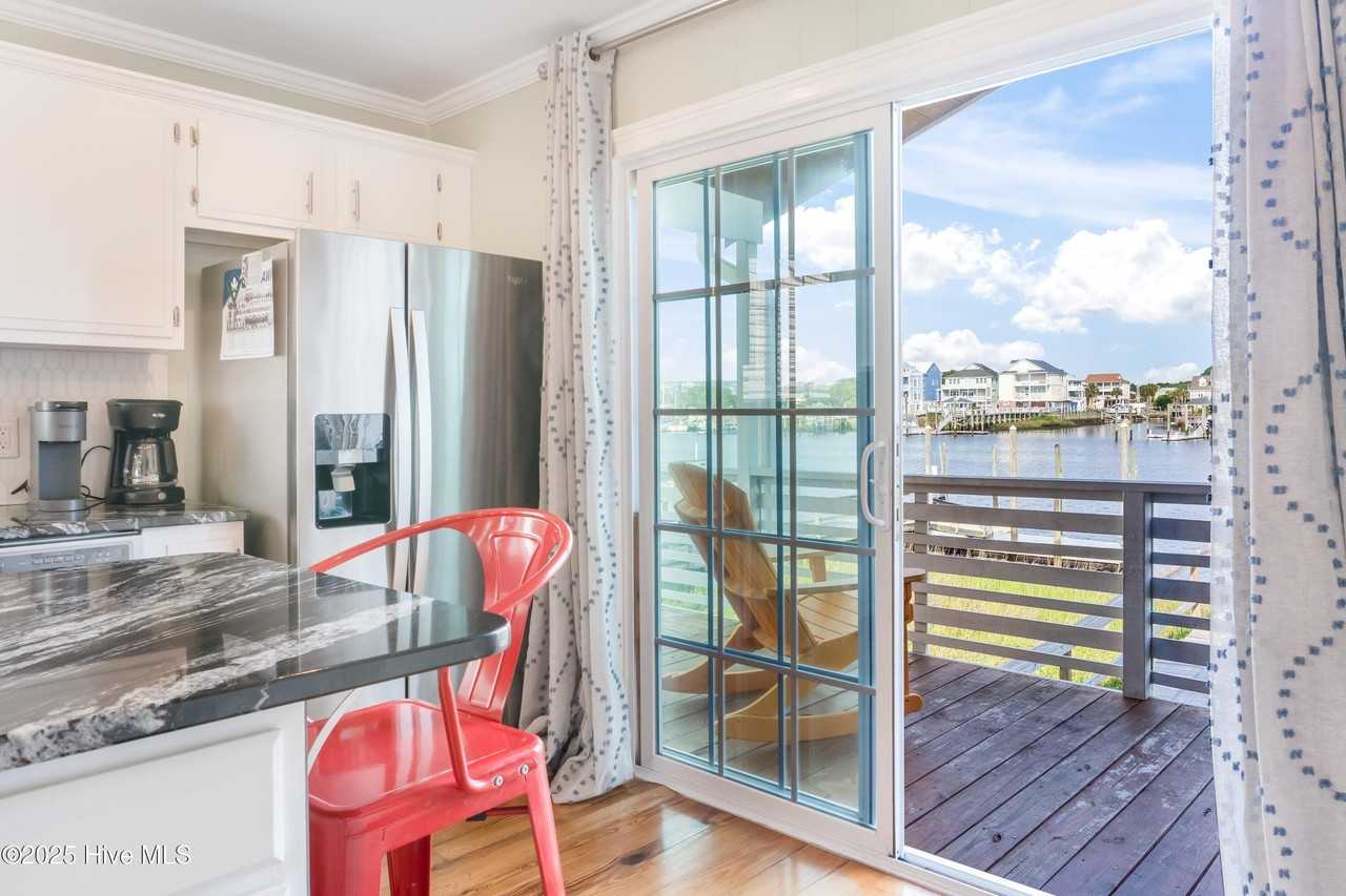 717 Canal Dr - Photo 3 of 11