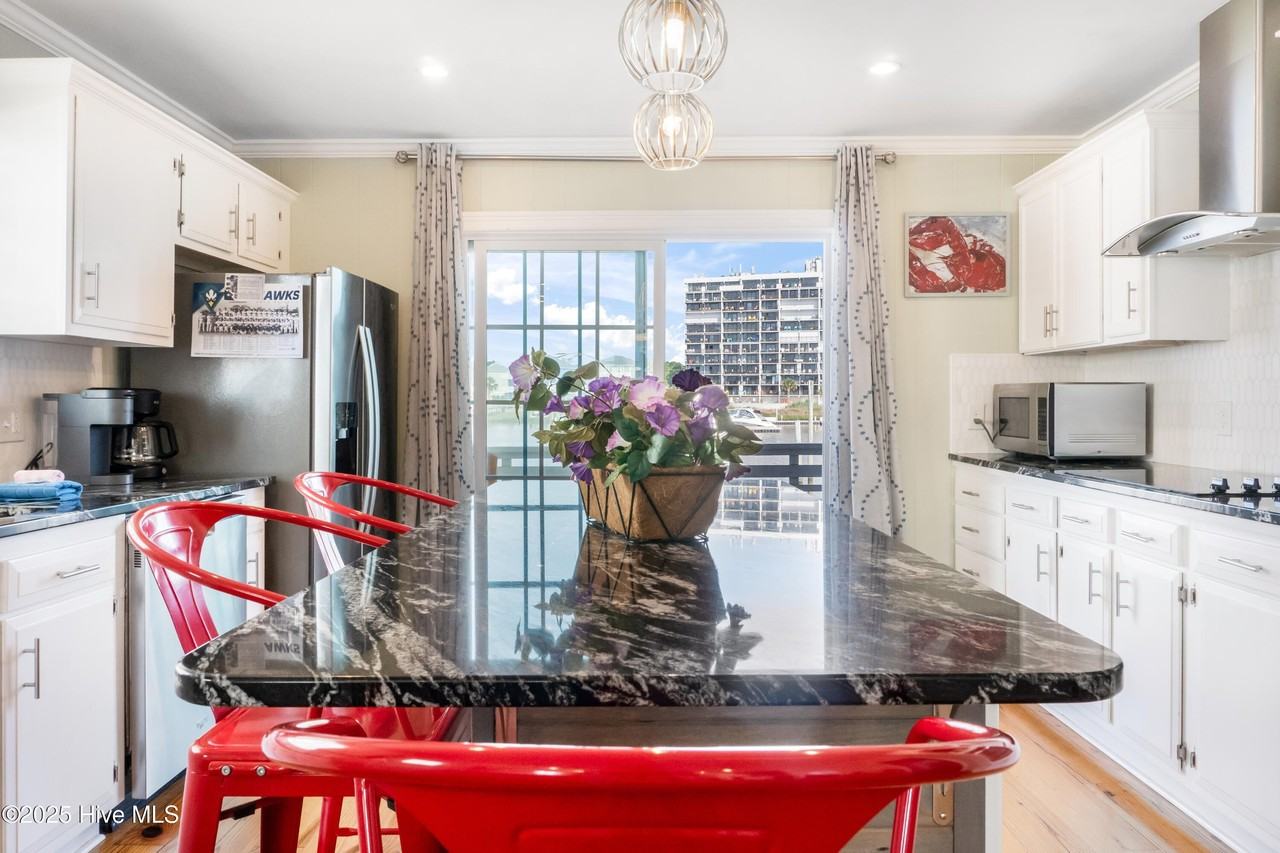 717 Canal Dr - Photo 4 of 11