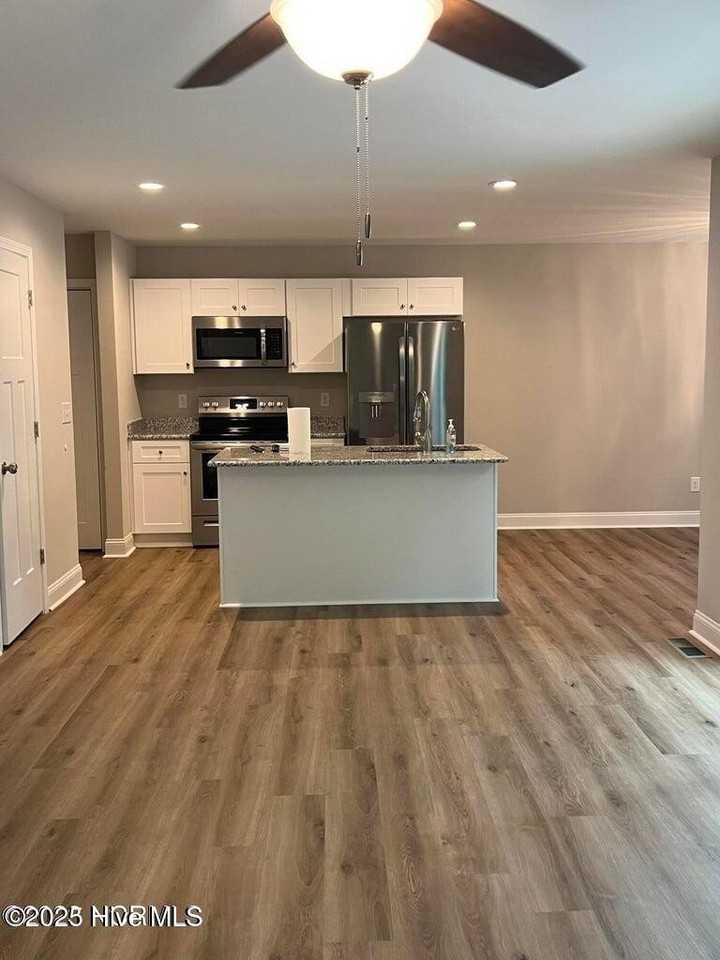 1050 W Indiana Ave - Photo 5 of 10