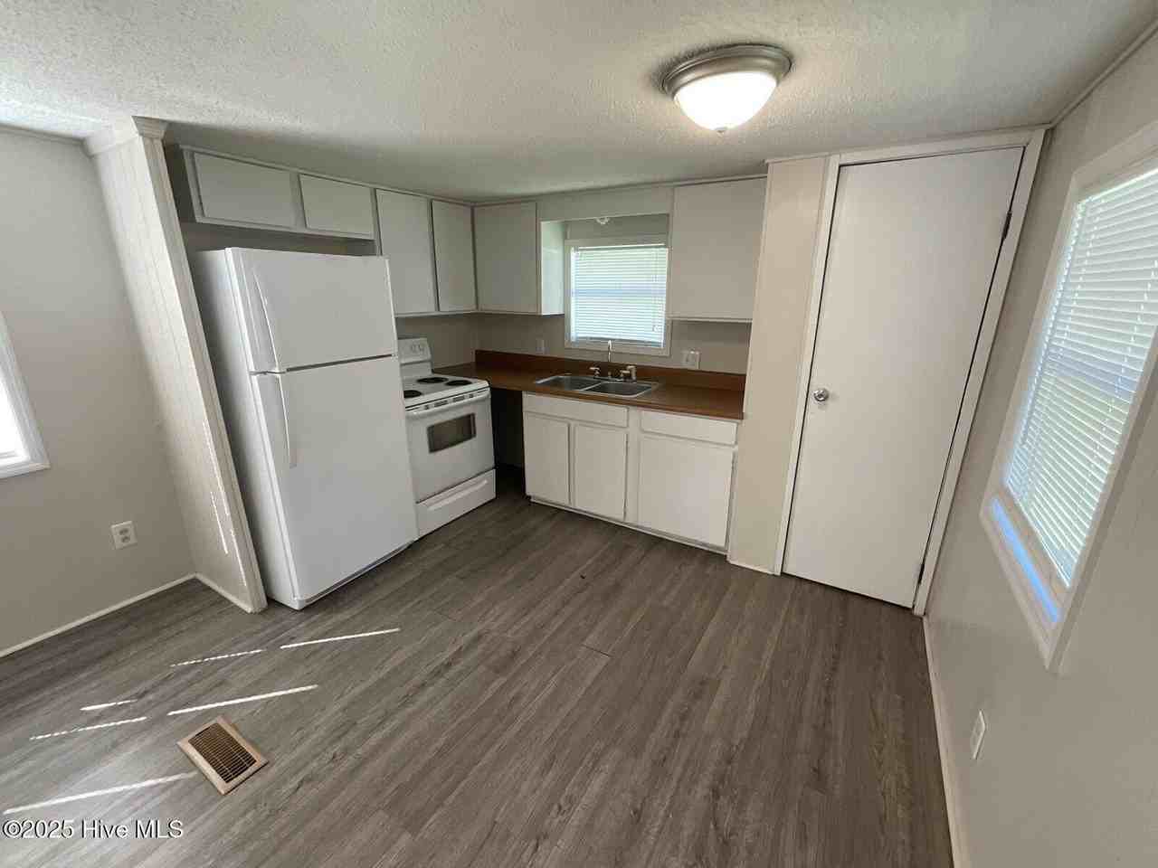 141 Denise Dr - Photo 3 of 9