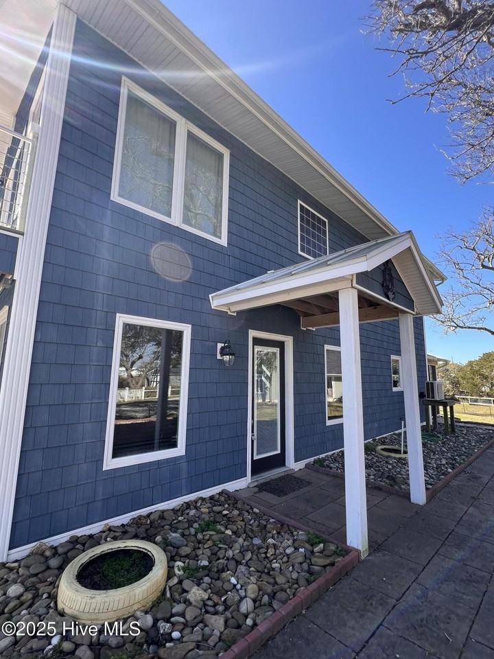 247 Shore Dr - Photo 2 of 22