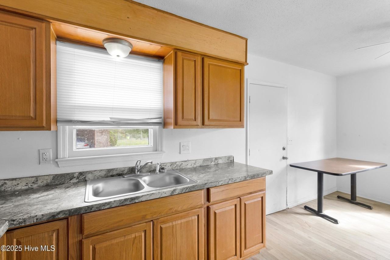 1800 Carver St - Photo 3 of 15