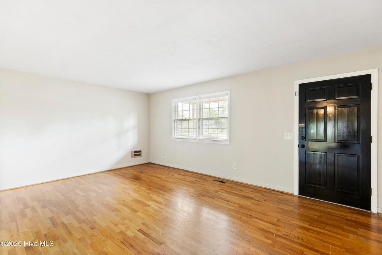 209 Shamrock Drive - Photo 2 of 33