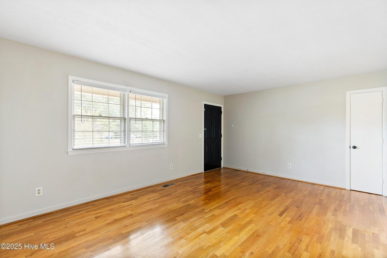 209 Shamrock Drive - Photo 3 of 33