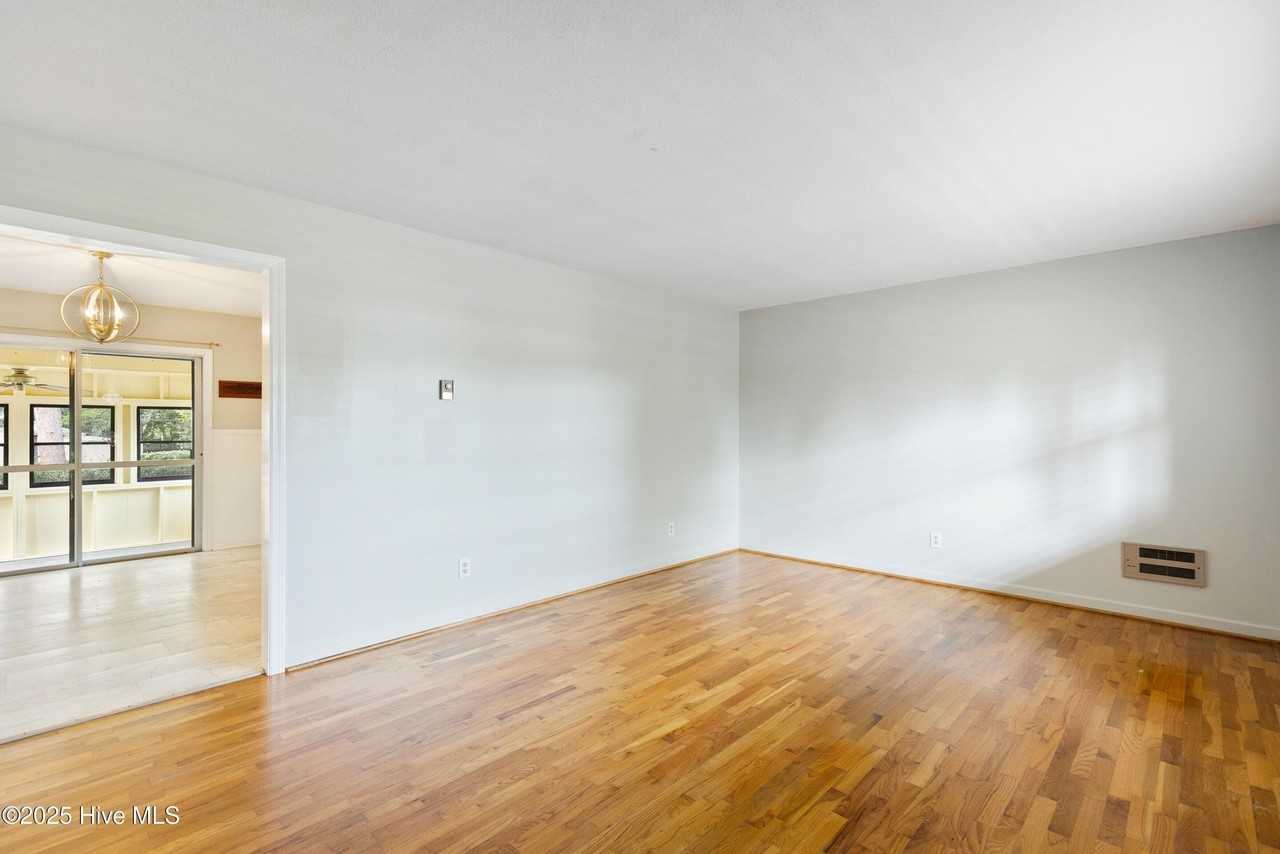 209 Shamrock Drive - Photo 4 of 33