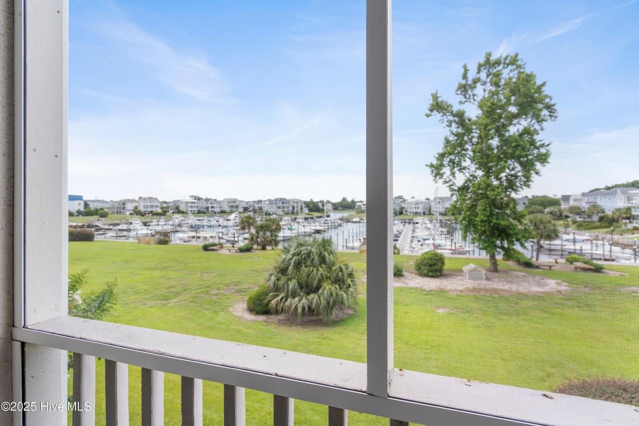 2555 St James Dr Unit 304 #304 - Photo 2 of 13