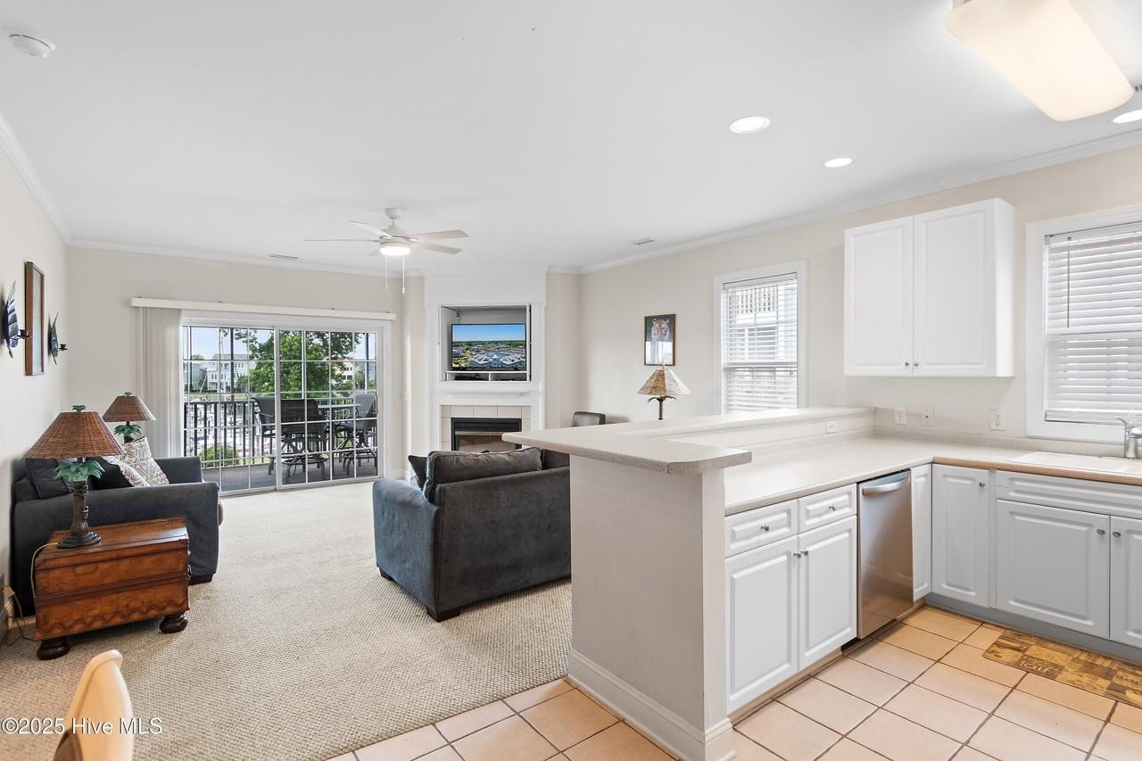 2555 St James Dr Unit 304 #304 - Photo 5 of 13