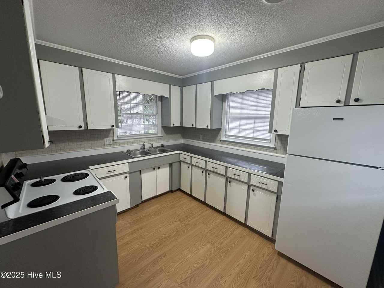 311 N Atlantic Ave - Photo 3 of 13