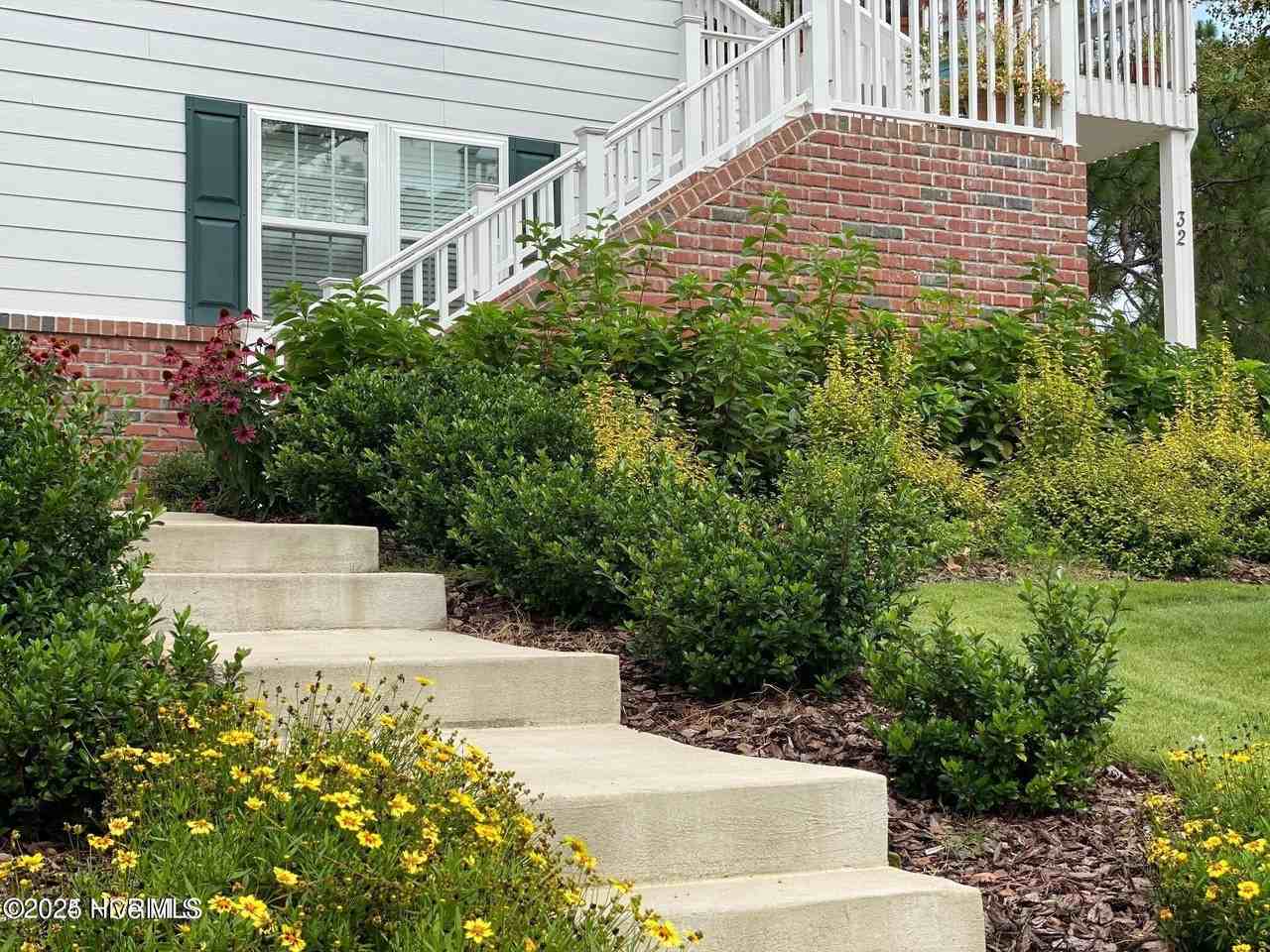 32 N Knoll Rd - Photo 4 of 12