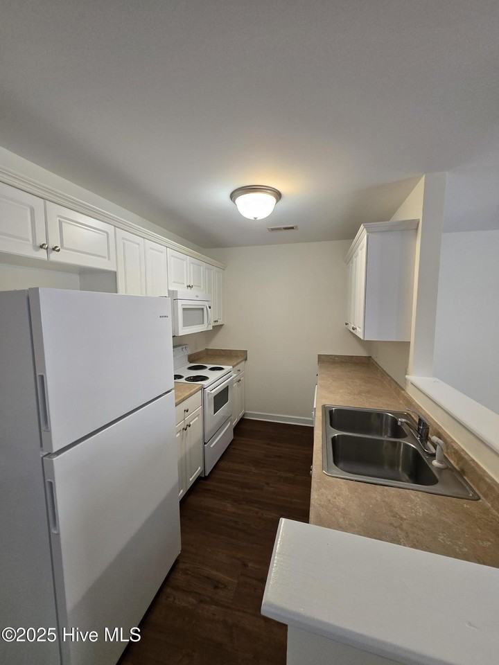 208 Durango Pl - Photo 7 of 16