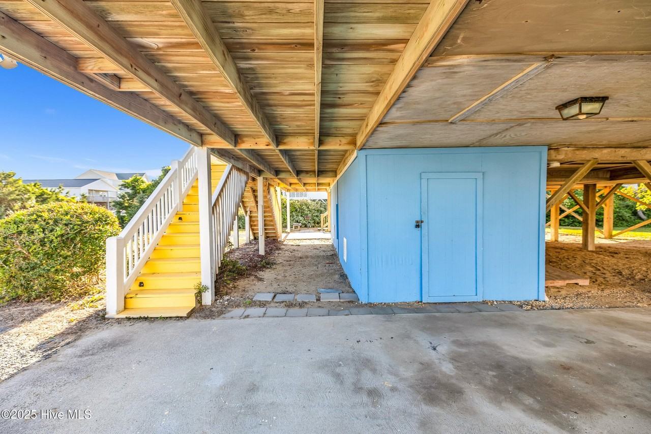 928 East Dolphin Drive - Photo 2 of 24