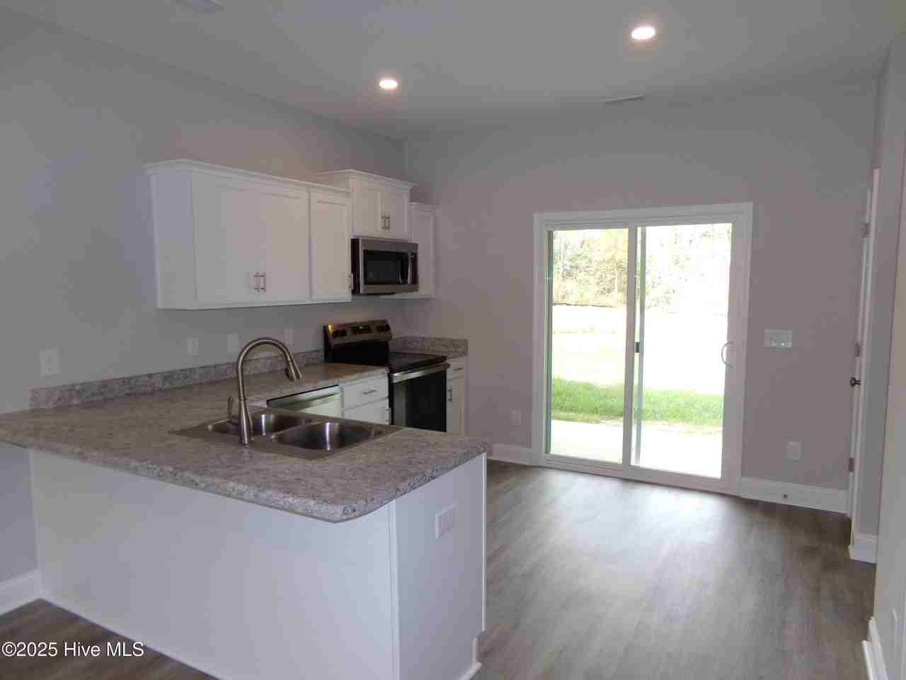 201 Loren Rd - Photo 7 of 29