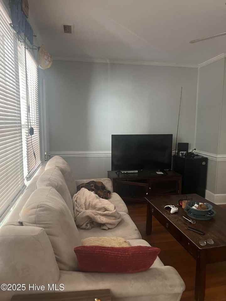 811 E 1st St - Photo 4 of 15