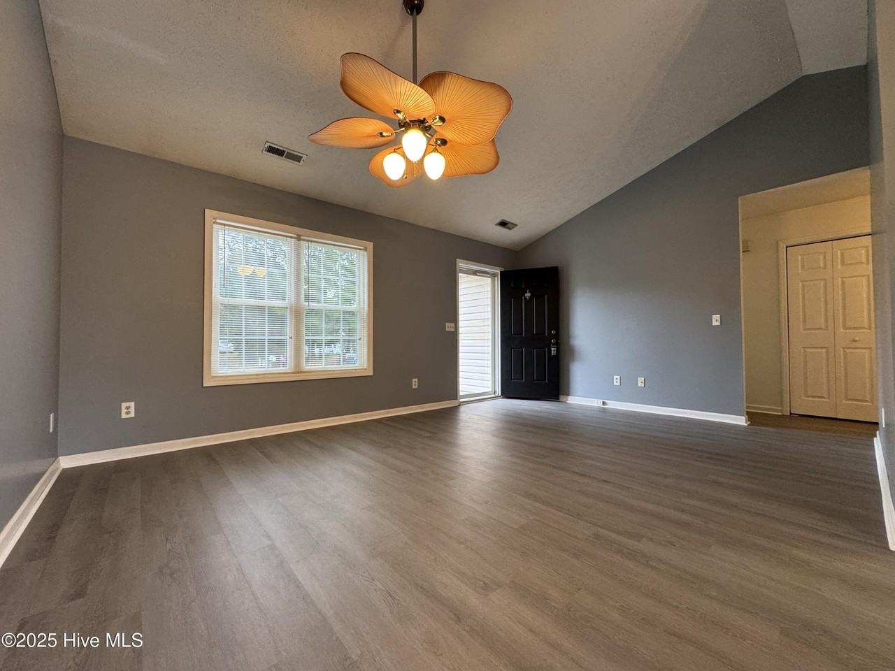 322 Tangle Oaks Court Southeast - Photo 3 of 21