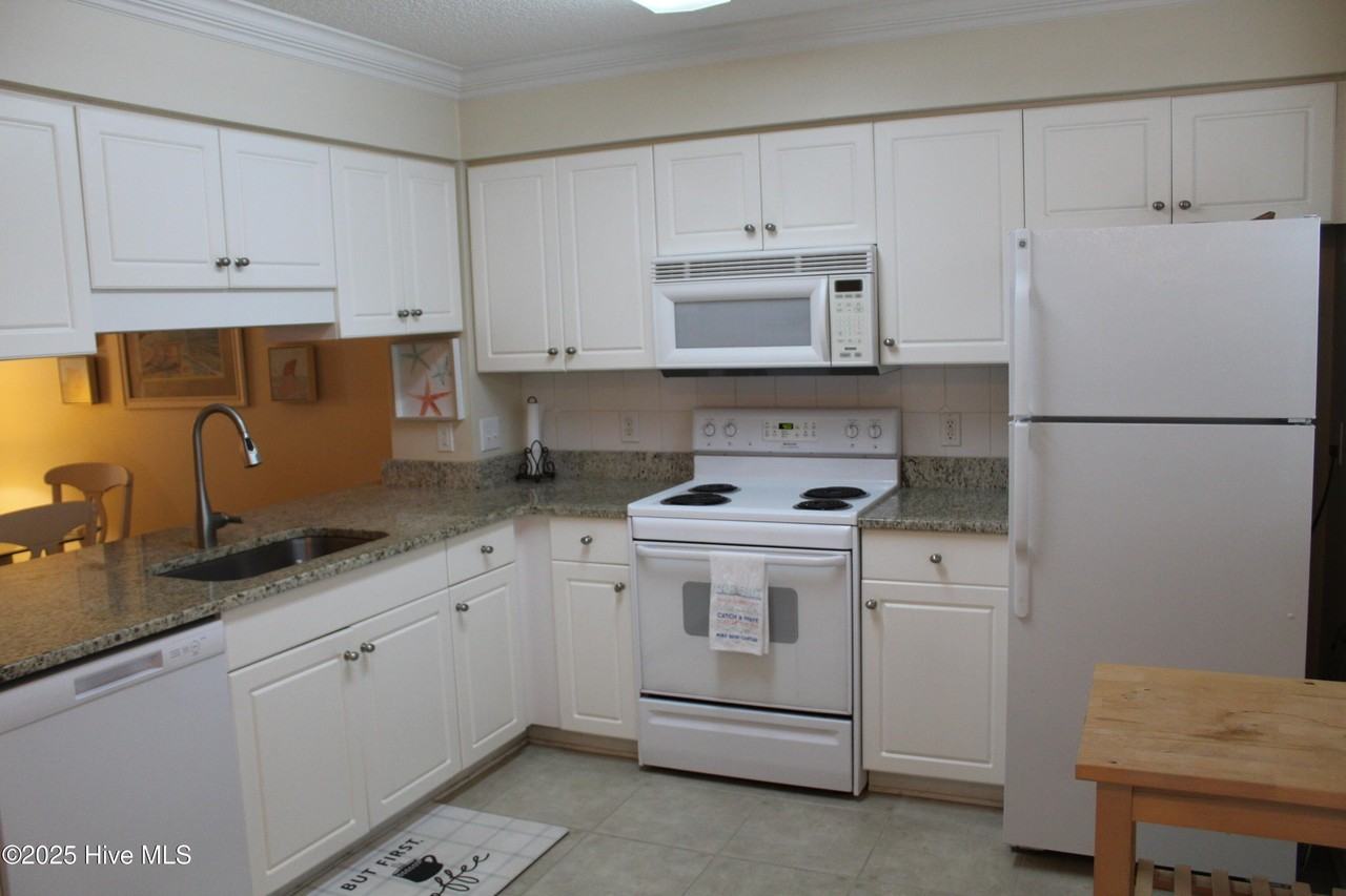 701 1st Ave S Apt 32 #32 - Photo 5 of 13