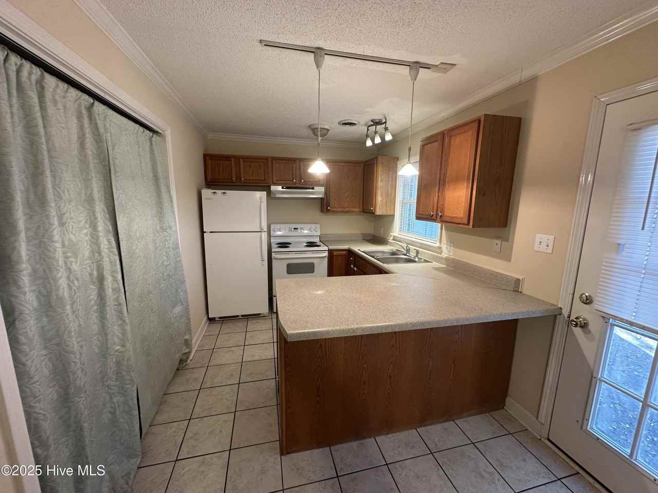 422 E Leonard St Unit B #B - Photo 3 of 7