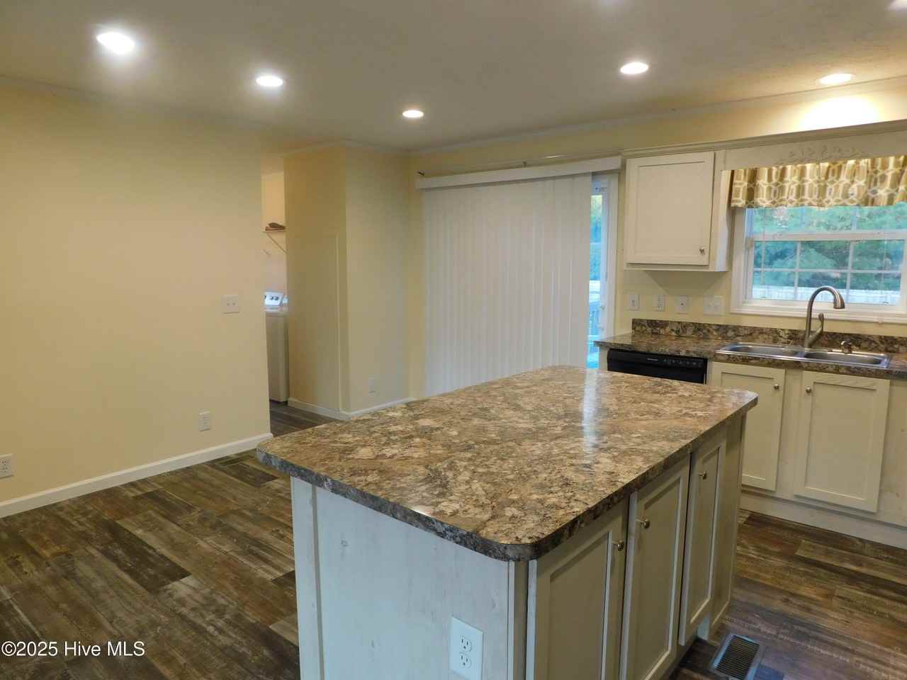 1019 Harkers Island Rd - Photo 4 of 14