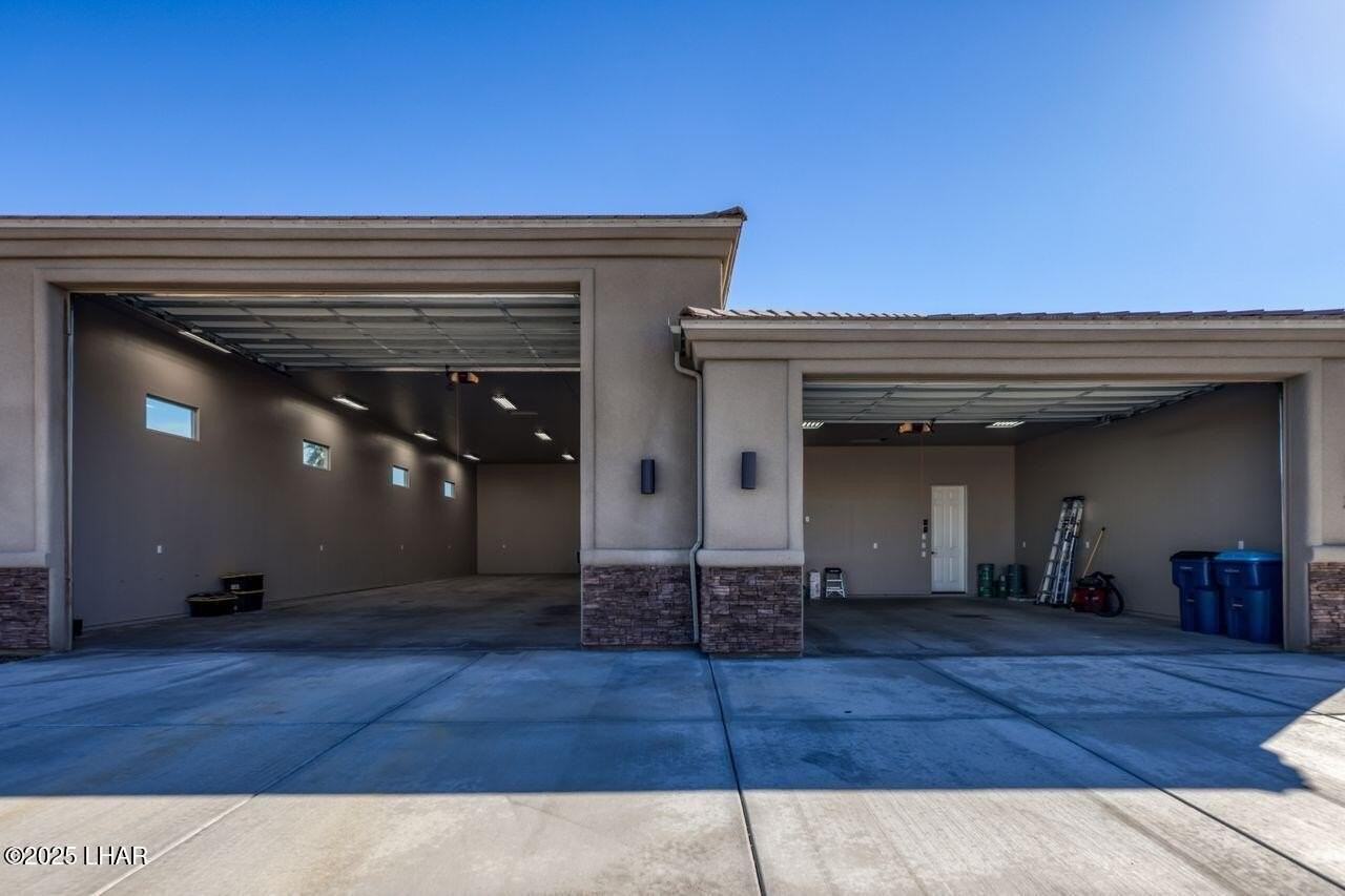 2520 Demaret Drive - Photo 2 of 44