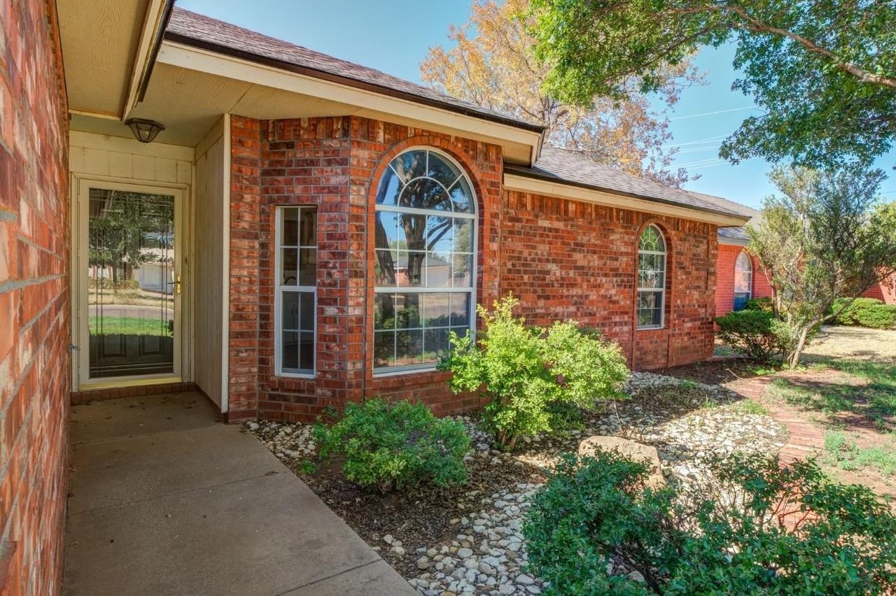 6113 6th Street - Photo 3 of 33