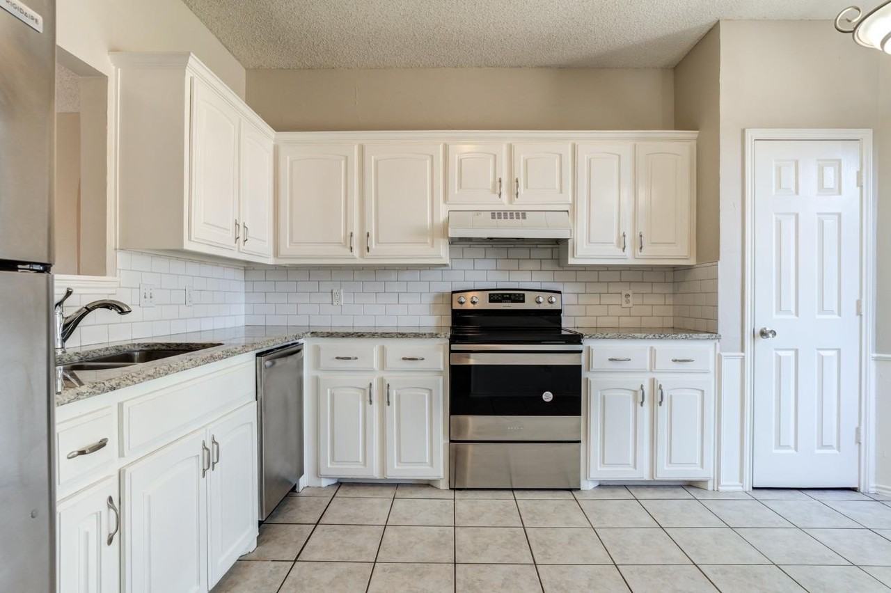 6113 6th Street - Photo 6 of 33