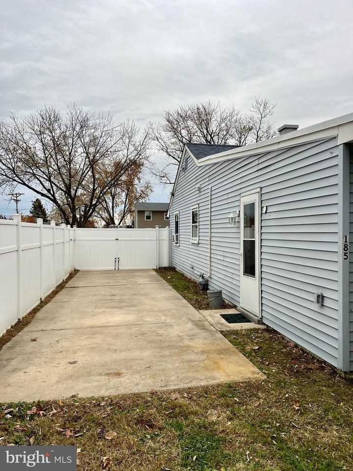 185 Edge Ave - Photo 6 of 7