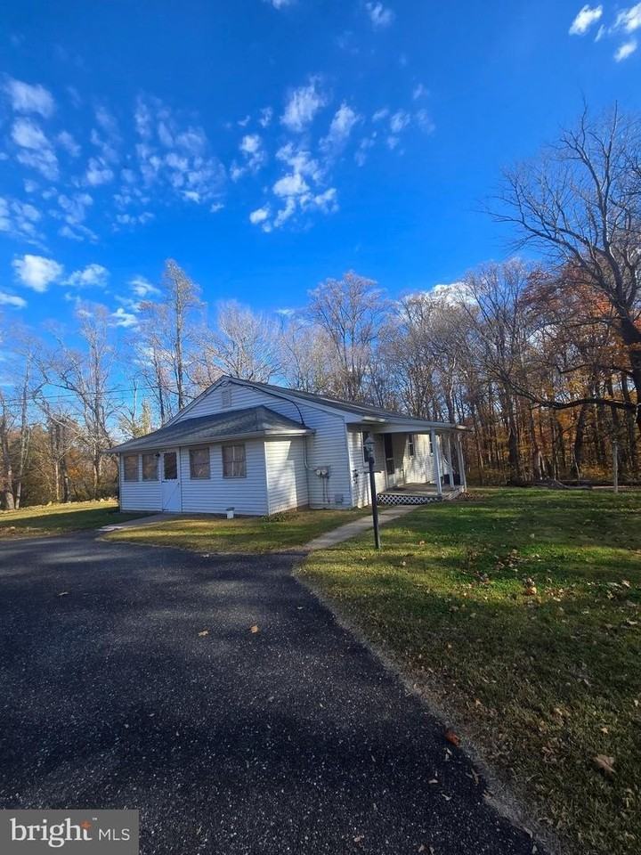 1903 Glen Cove Rd - Photo 2 of 20