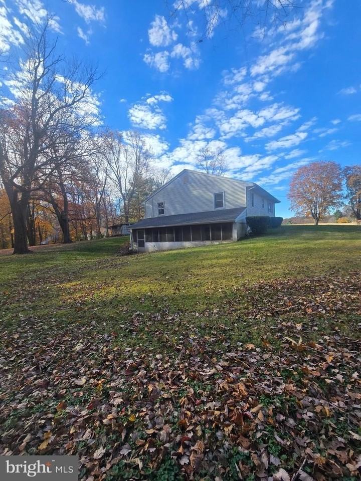 1903 Glen Cove Rd - Photo 5 of 20